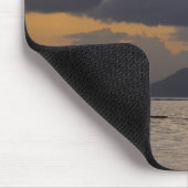 Ein auslösendes Kanuteam übt vor der Küste Mousepad (Ecke)