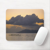 Ein auslösendes Kanuteam übt vor der Küste Mousepad (Mit Mouse)