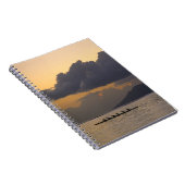 Ein auslösendes Kanuteam übt vor der Küste Notizblock (Rechte Seite)