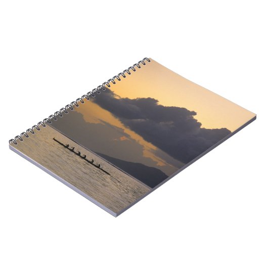 Ein auslösendes Kanuteam übt vor der Küste Notizblock (Linke Seite)