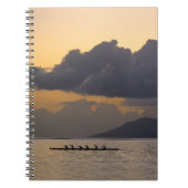 Ein auslösendes Kanuteam übt vor der Küste Notizblock (Vorderseite)