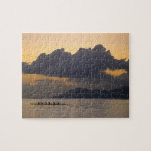 Ein auslösendes Kanuteam übt vor der Küste Puzzle