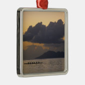 Ein auslösendes Kanuteam übt vor der Küste Silbernes Ornament (Rechts)