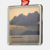 Ein auslösendes Kanuteam übt vor der Küste Silbernes Ornament (Links)