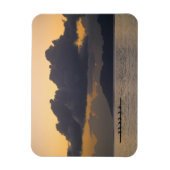 Ein Auslöser-Kanu-Team übt vor der Küste Magnet (Vertikal)