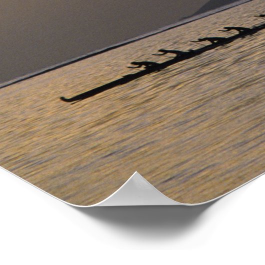 Ein Auslöser-Kanu-Team übt vor der Küste Poster (Ecke)