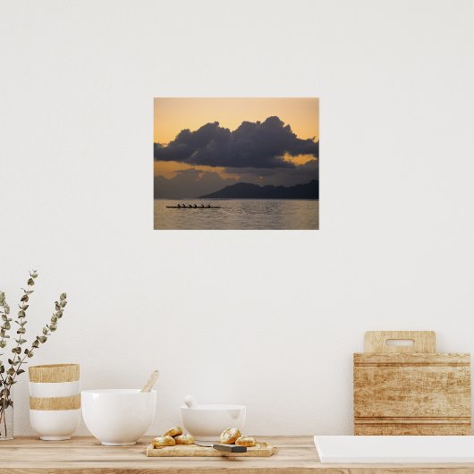 Ein Auslöser-Kanu-Team übt vor der Küste Poster (Küche)