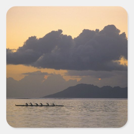 Ein Auslöser-Kanu-Team übt vor der Küste Quadratischer Aufkleber (Vorderseite)