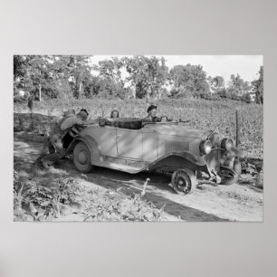 Ein Auto schieben, 1939. Vintage-Foto Poster