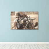 Ein automatischer Waffengunner liefert securi Leinwanddruck (Insitu (Holzboden))