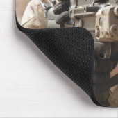 Ein automatischer Waffengunner liefert securi Mousepad (Ecke)