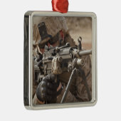 Ein automatischer Waffengunner liefert securi Silbernes Ornament (Rechts)