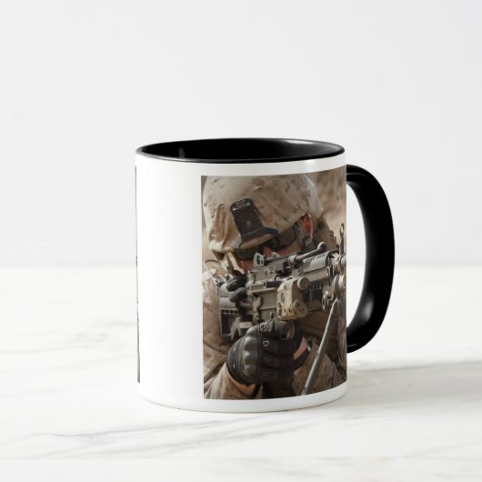 Ein automatischer Waffengunner liefert securi Tasse (VorderseiteRechts)