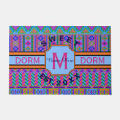 Ein Aztec-Hell-Monogramm Dorm Sweet Dorm Fußmatte (Vorderseite)