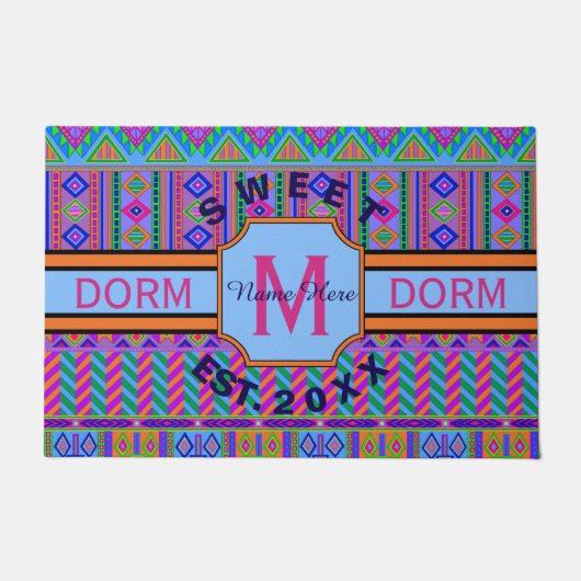 Ein Aztec-Hell-Monogramm Dorm Sweet Dorm Fußmatte (Vorderseite)