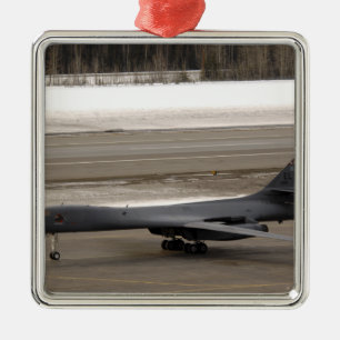 Ein B-1B Lancer führt eine Touch - und - gehen Ornament Aus Metall