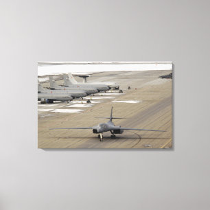 Ein B-1B Lancer kommt zu Eielson Leinwanddruck