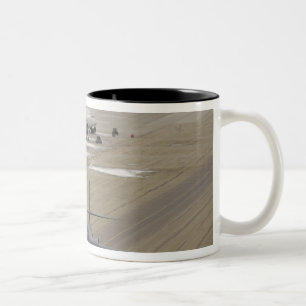 Ein B-1B Lancer kommt zu Eielson Zweifarbige Tasse