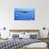 Ein B-2 Geist steigt durch den Himmel Leinwanddruck (Insitu (Schlafzimmer))