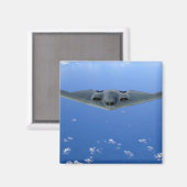 Ein B-2 Geist steigt durch den Himmel Magnet (Vorderseite/Rückseite)