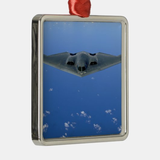 Ein B-2 Geist steigt durch den Himmel Ornament Aus Metall (Rechts)