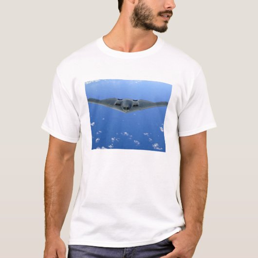 Ein B-2 Geist steigt durch den Himmel T-Shirt (Vorderseite)