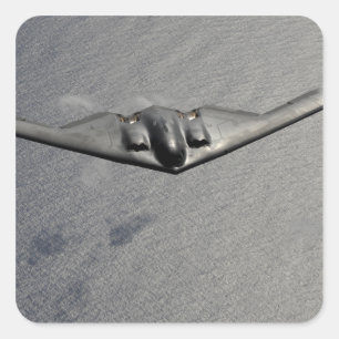 Ein B-2 Spirit fliegt über den Pazifik Quadratischer Aufkleber