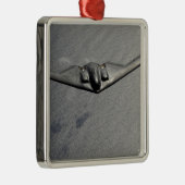Ein B-2 Spirit fliegt über den Pazifik Silbernes Ornament (Rechts)