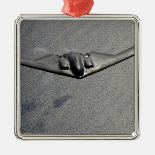 Ein B-2 Spirit fliegt über den Pazifik Silbernes Ornament (Vorne)