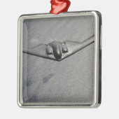 Ein B-2 Spirit fliegt über den Pazifik Silbernes Ornament (Links)