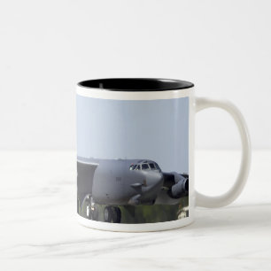 Ein B-52 Stratofortress entfaltet seine Zweifarbige Tasse