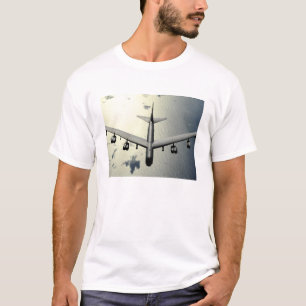 Ein B-52 Stratofortress im Flug 2 T-Shirt