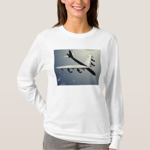 Ein B-52 Stratofortress im Flug T-Shirt