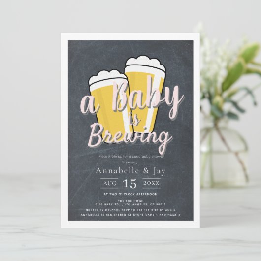 Ein Baby braut Bier-Co-ed Pink Baby-Dusche Einladung (Stehend Vorderseite)