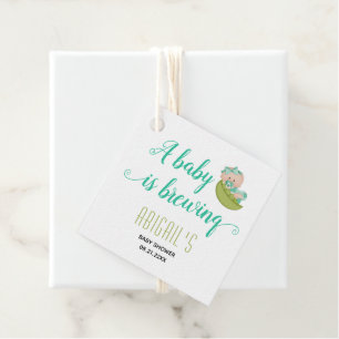 Ein Baby braut ein kleines Mädchengrün Geschenkanhänger