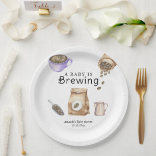 Ein Baby braut eine Baby-Shower-Kaffeetasse Pappteller