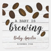 Ein Baby braut eine Kaffeemaschine aus weißem Holz Quadratischer Aufkleber (Vorderseite)