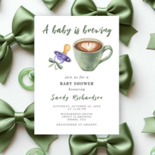 Ein Baby braut Kaffeeschonstiller mit grüner Schle Einladung