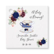 Ein Baby braut Marinebadewanne