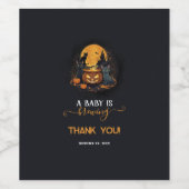 Ein Baby braut Niedliche Halloween-Kinderdusche Weinetikett (Einzelnes Label)