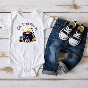 Ein Baby braut sich zusammen  Strampler