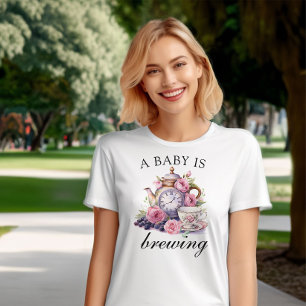 Ein Baby braut Vintage-Teekanne und Teetassen T-Shirt