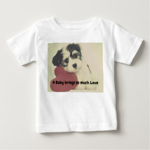 Ein Baby bringt T-shirt