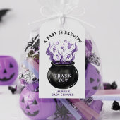 Ein Baby brütet Cauldron Halloween Baby Dusche Geschenkanhänger