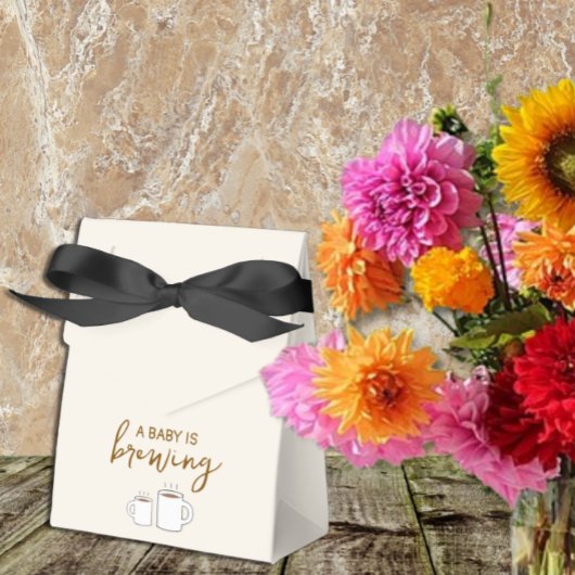 Ein Baby brütet eine Babydusche Geschenkschachtel