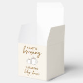 Ein Baby brütet eine Babydusche Geschenkschachtel (Geöffnet)