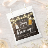 Ein Baby brütet eine Babydusche Geschenktütchen (Ausgeschnitten)