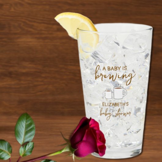 Ein Baby brütet eine Babydusche Glas