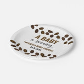 Ein Baby brütet eine Babydusche mit Kaffee Pappteller (Schrägansicht)