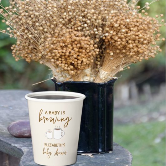 Ein Baby brütet eine Babydusche Pappbecher